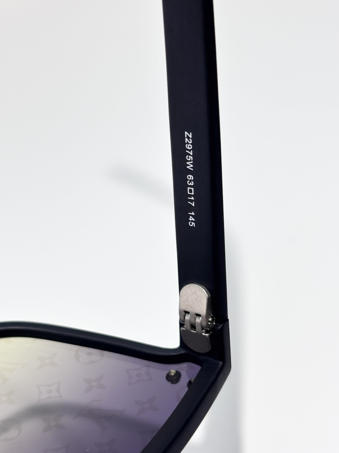 LOUIS VUITTO*MODEL：Z2975WSIZE：63口17-145