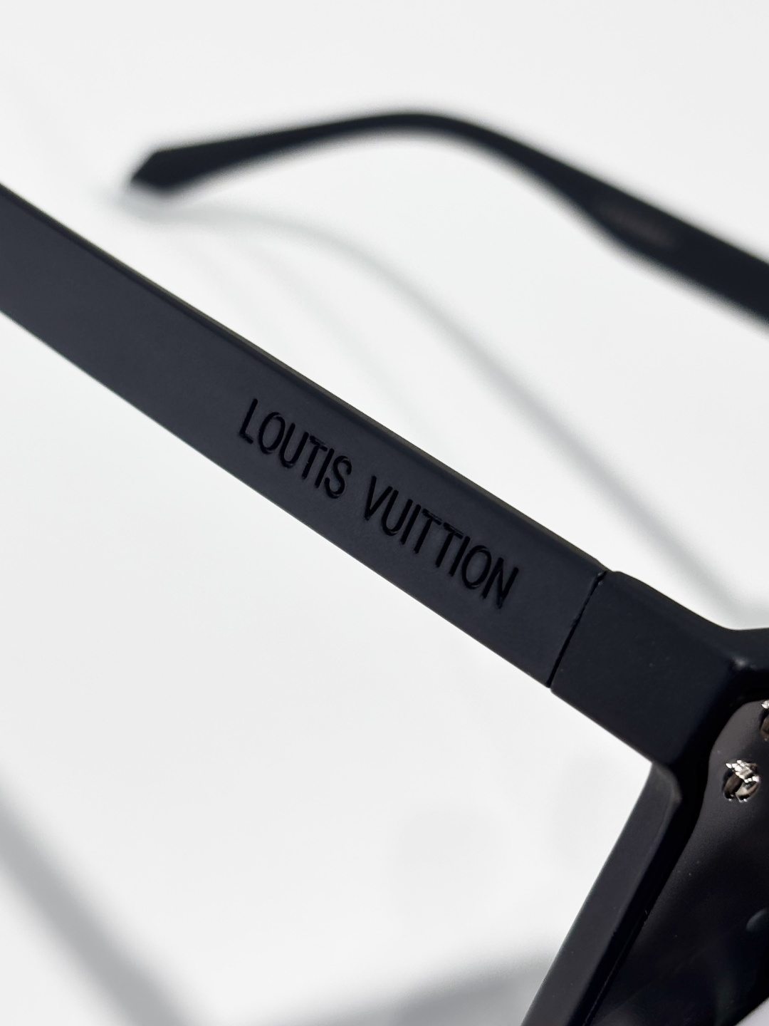 LOUIS VUITTO*MODEL：Z2975WSIZE：63口17-145