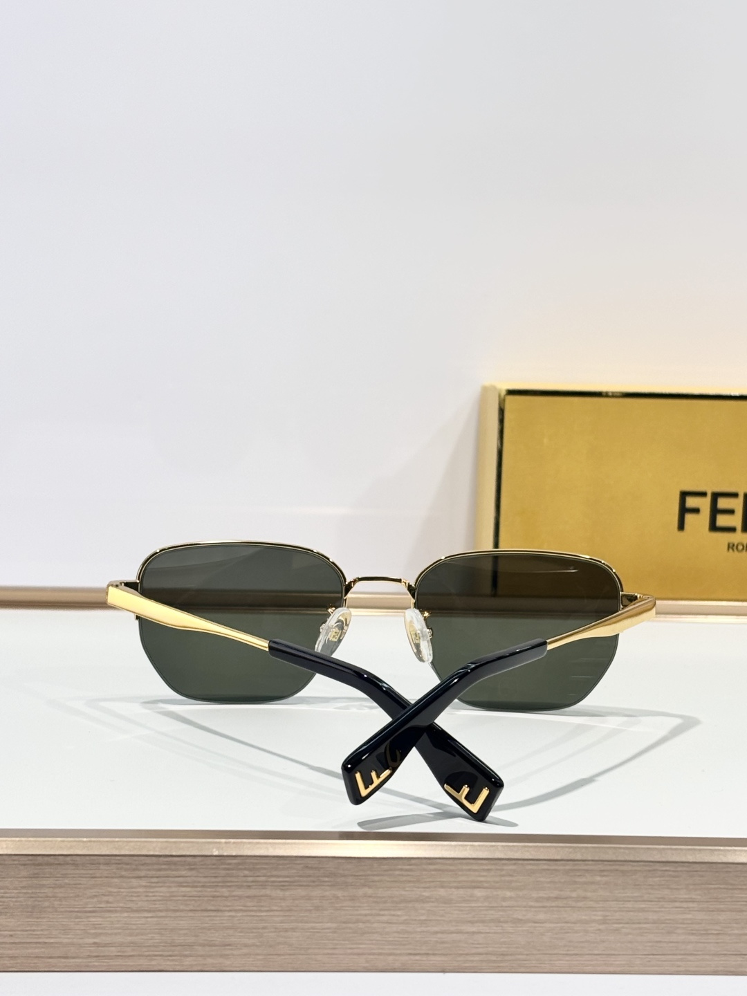 FENDI
MODEL: FE40197U
SIZE:54口18-145
P155 