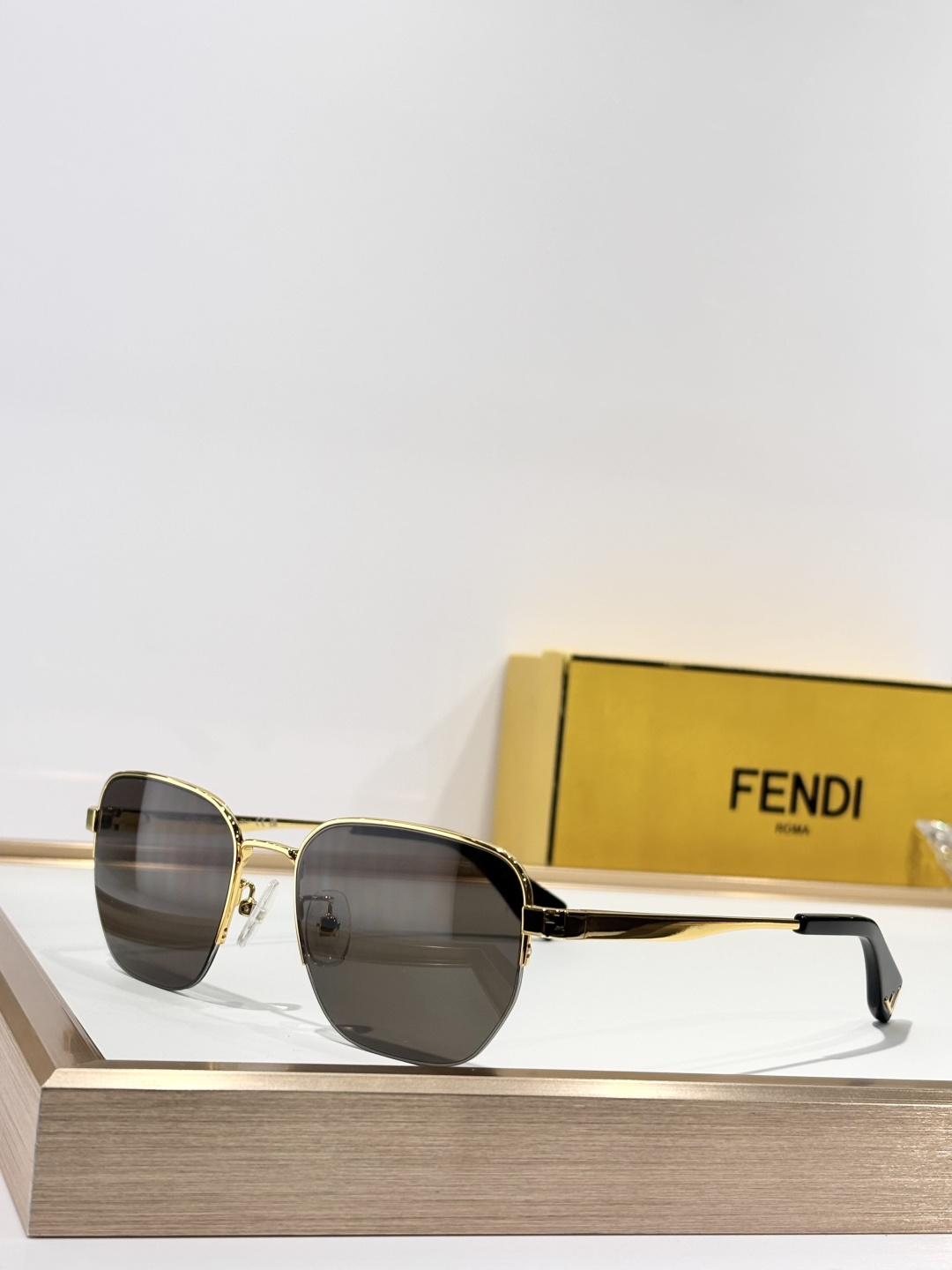 FENDI
MODEL: FE40197U
SIZE:54口18-145
P155 