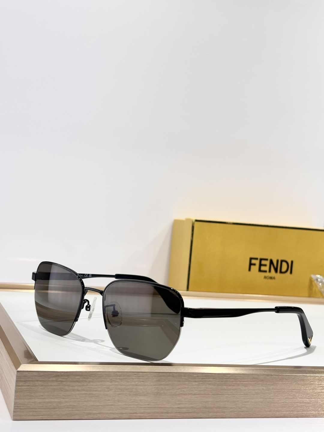 FENDI
MODEL: FE40197U
SIZE:54口18-145
P155 