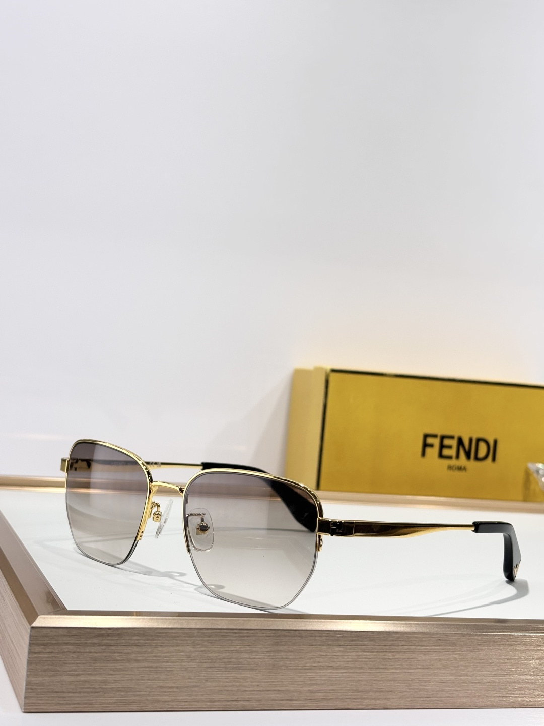 FENDI
MODEL: FE40197U
SIZE:54口18-145
P155 