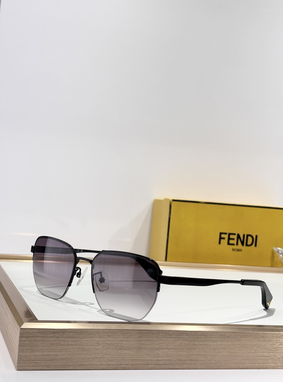 FENDI
MODEL: FE40197U
SIZE:54口18-145
P155 