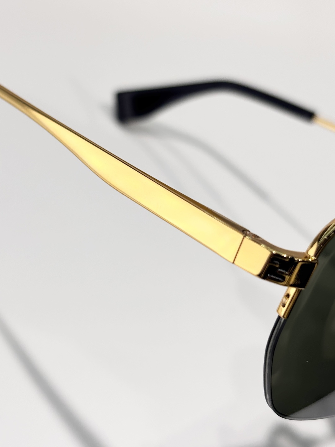 FENDI
MODEL: FE40197U
SIZE:54口18-145
P155 