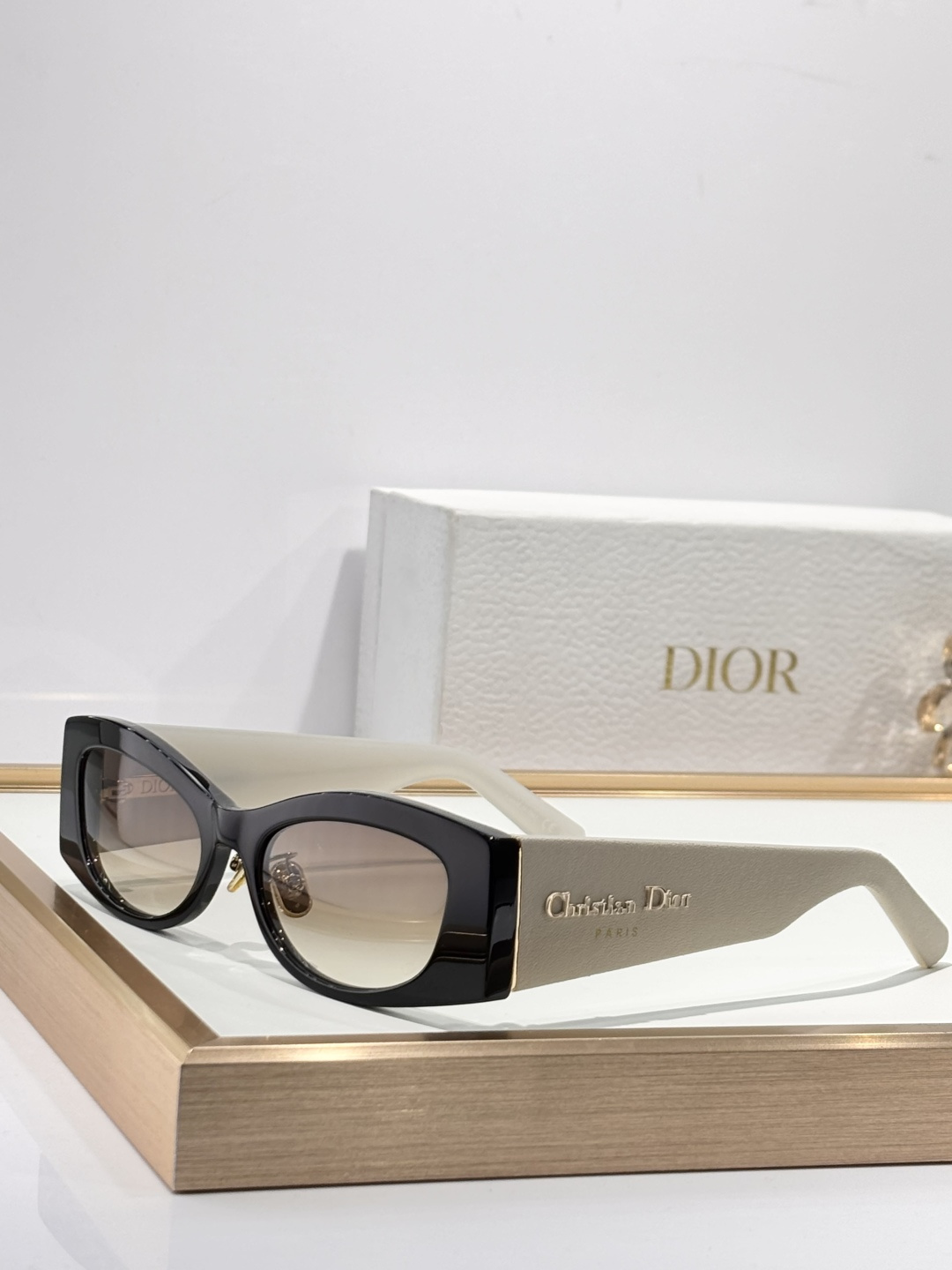 DIO*MOD：DiorOmbre S1FSize：55口19 145