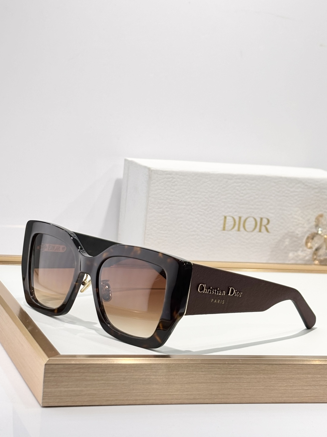 DIO*Oversized MOD：DiorOmbre S2FSize：53口19 145