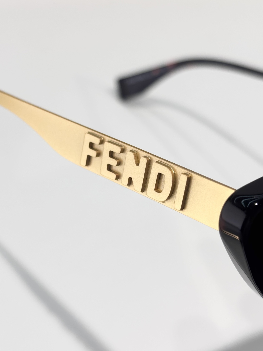 FENDIMOD: FE40198USIZE:52口19-145