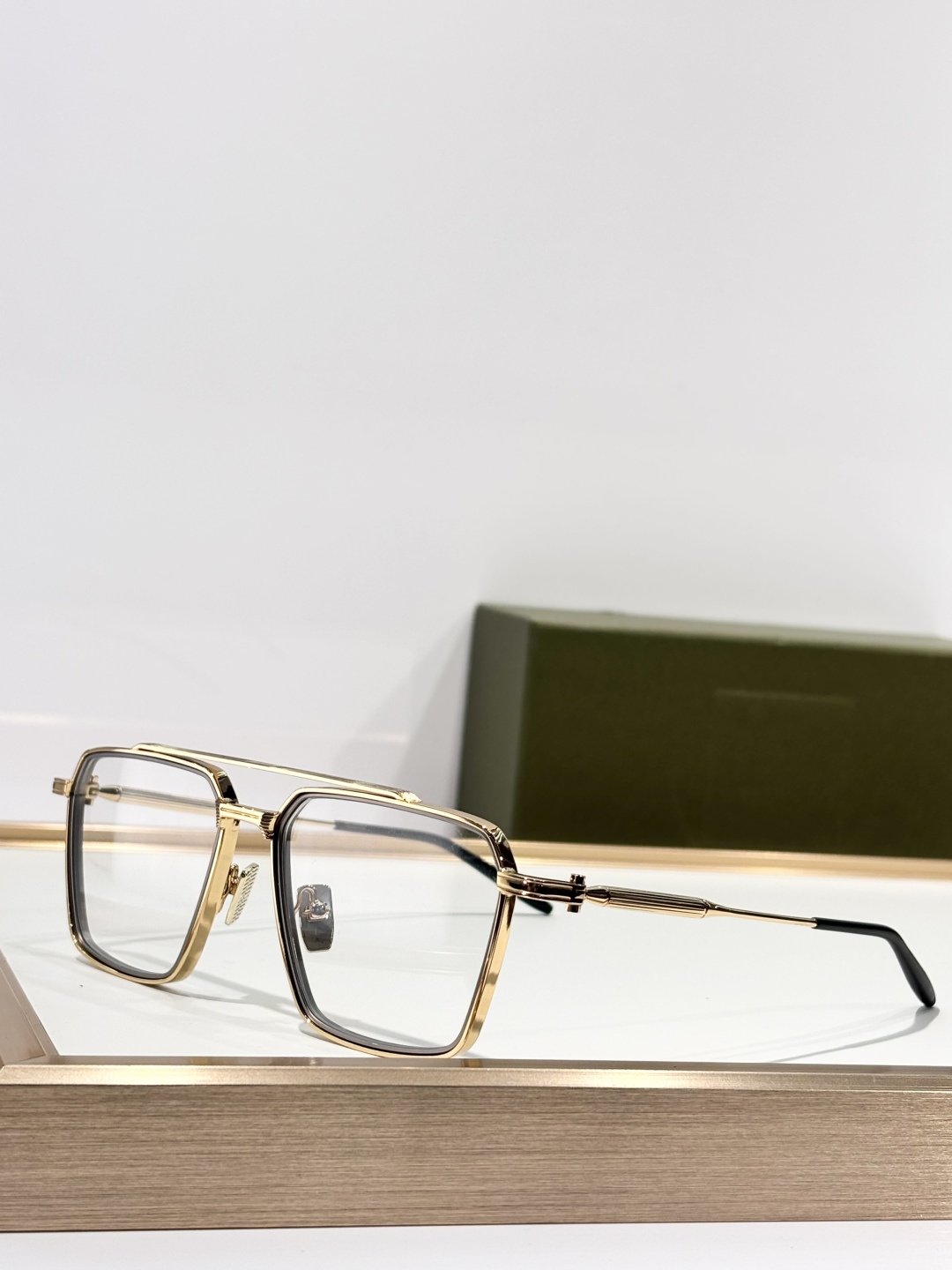 TELESTO 以土星卫星命名，是一款大胆的贵金属飞行员眼镜，采用标志性的双框设计。棱角分明的镜框线条与