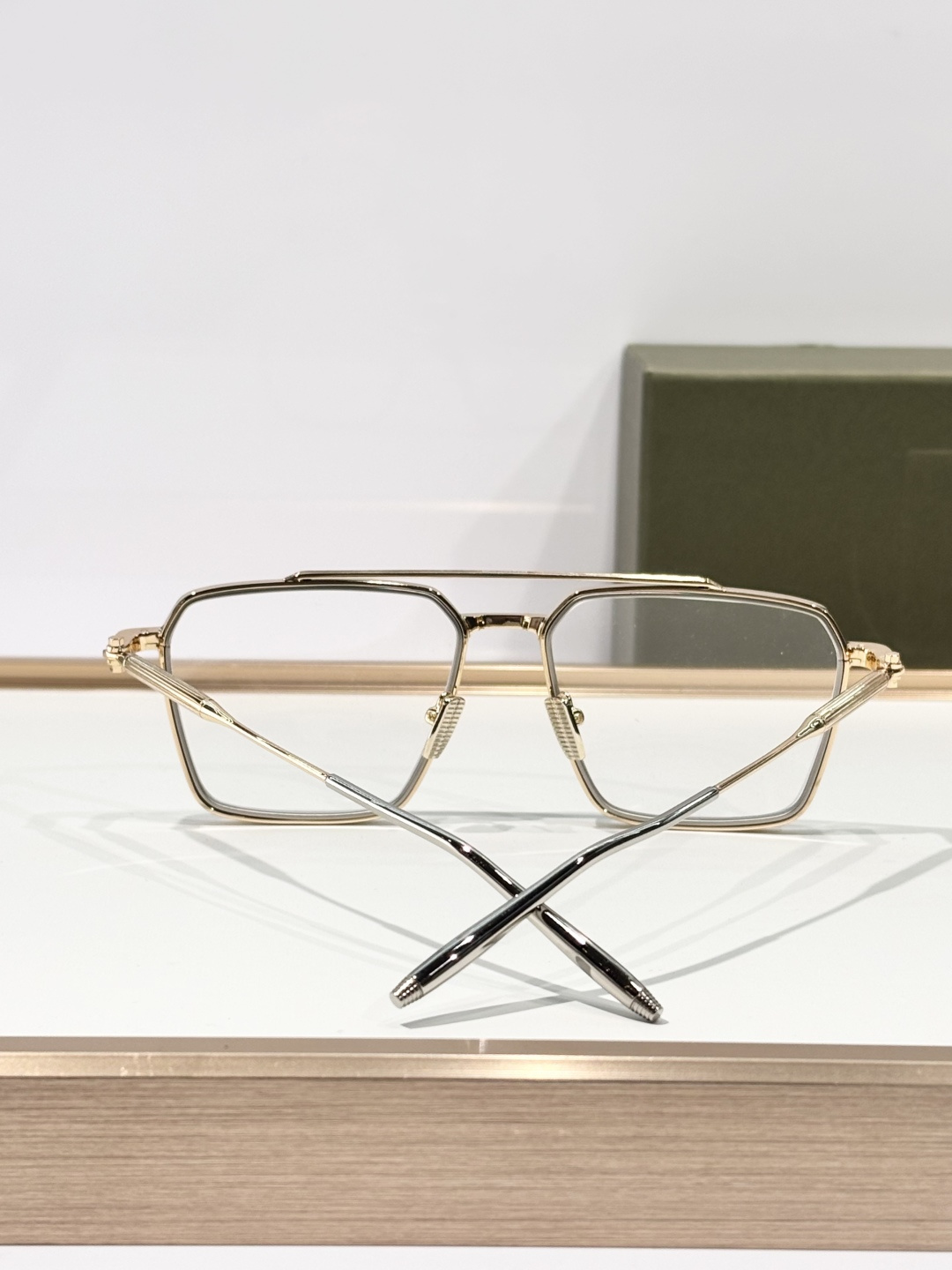 TELESTO 以土星卫星命名，是一款大胆的贵金属飞行员眼镜，采用标志性的双框设计。棱角分明的镜框线条与