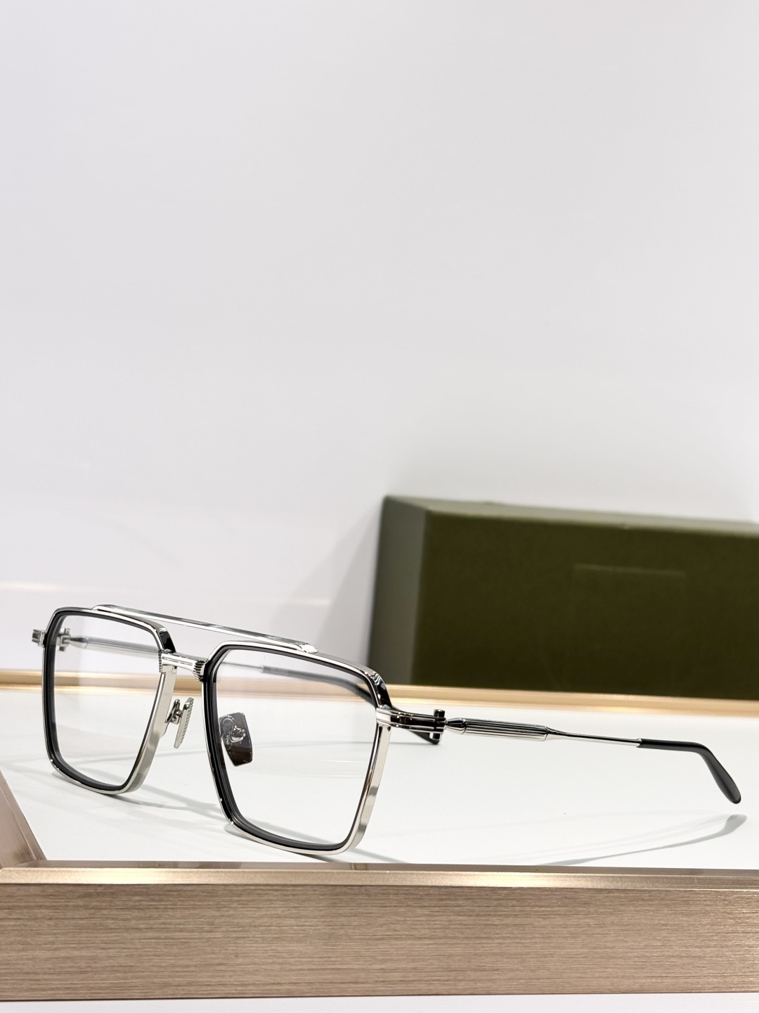 TELESTO 以土星卫星命名，是一款大胆的贵金属飞行员眼镜，采用标志性的双框设计。棱角分明的镜框线条与