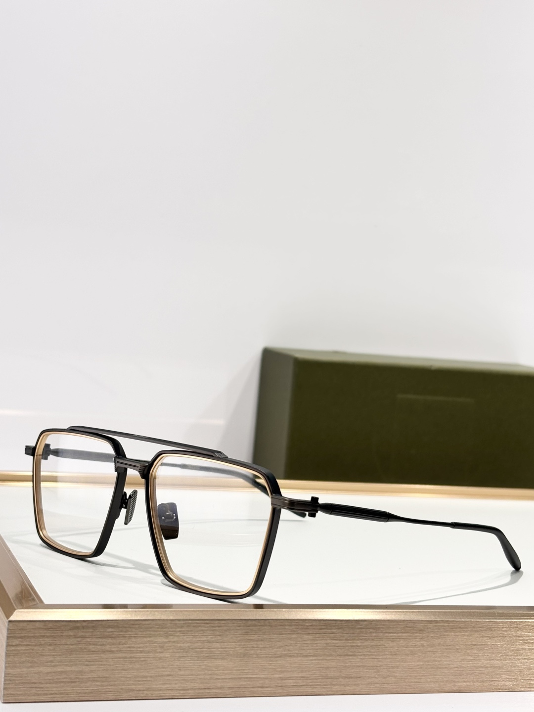 TELESTO 以土星卫星命名，是一款大胆的贵金属飞行员眼镜，采用标志性的双框设计。棱角分明的镜框线条与