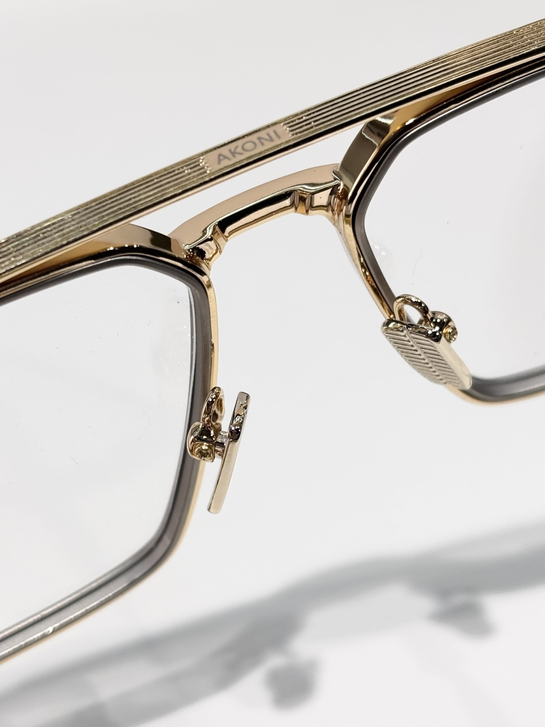 TELESTO 以土星卫星命名，是一款大胆的贵金属飞行员眼镜，采用标志性的双框设计。棱角分明的镜框线条与