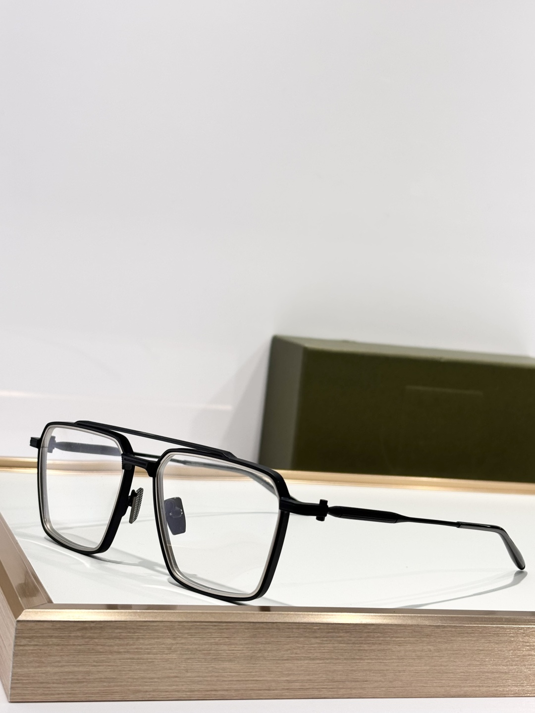 TELESTO 以土星卫星命名，是一款大胆的贵金属飞行员眼镜，采用标志性的双框设计。棱角分明的镜框线条与