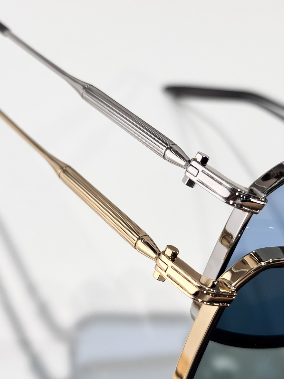 TELESTO 以土星卫星命名，是一款大胆的贵金属飞行员眼镜，采用标志性的双框设计。棱角分明的镜框线条与