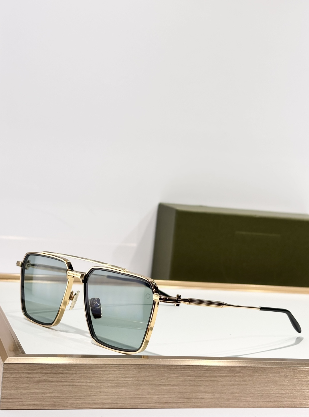 TELESTO 以土星卫星命名，是一款大胆的贵金属飞行员眼镜，采用标志性的双框设计。棱角分明的镜框线条与