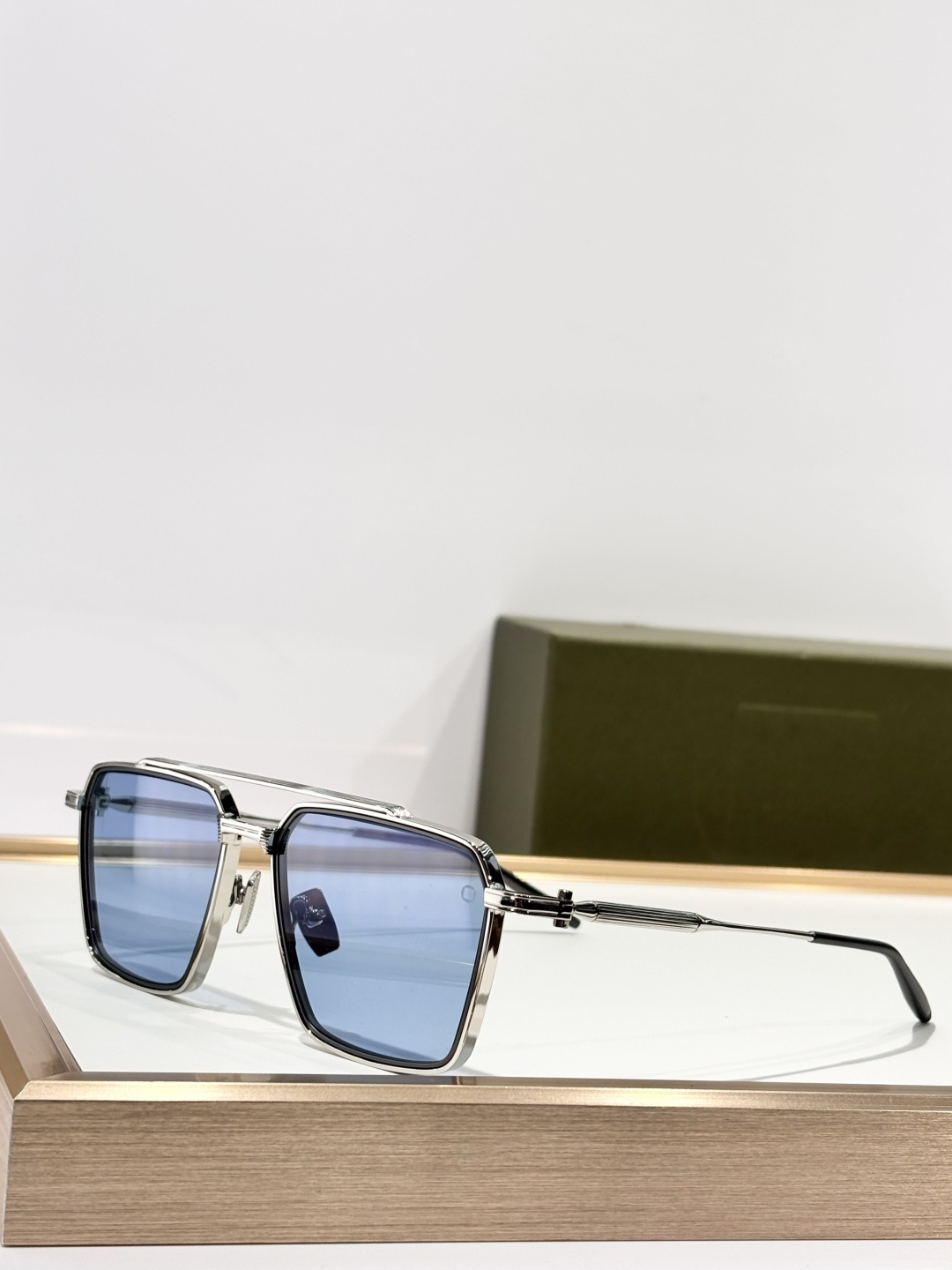 TELESTO 以土星卫星命名，是一款大胆的贵金属飞行员眼镜，采用标志性的双框设计。棱角分明的镜框线条与