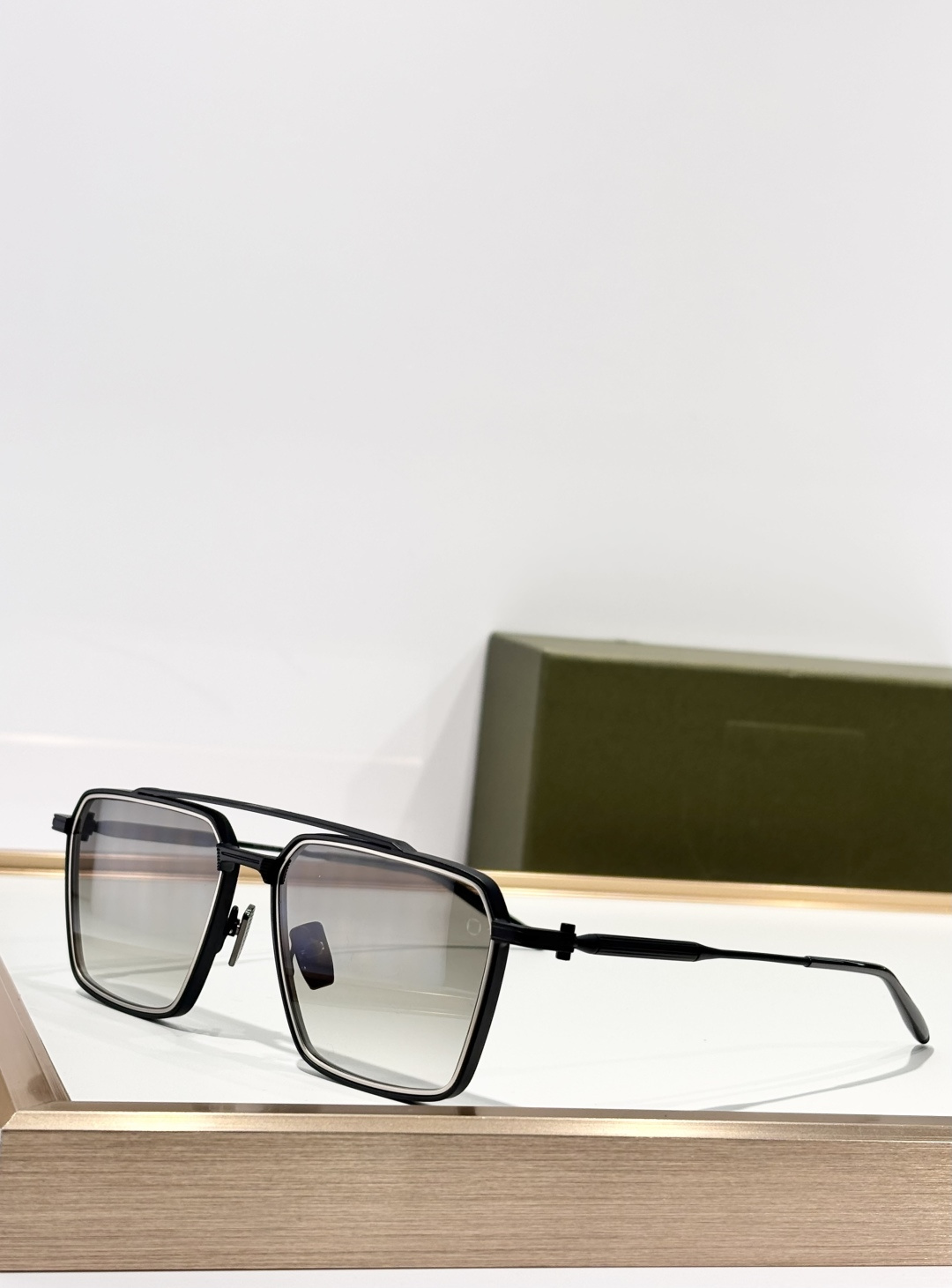 TELESTO 以土星卫星命名，是一款大胆的贵金属飞行员眼镜，采用标志性的双框设计。棱角分明的镜框线条与