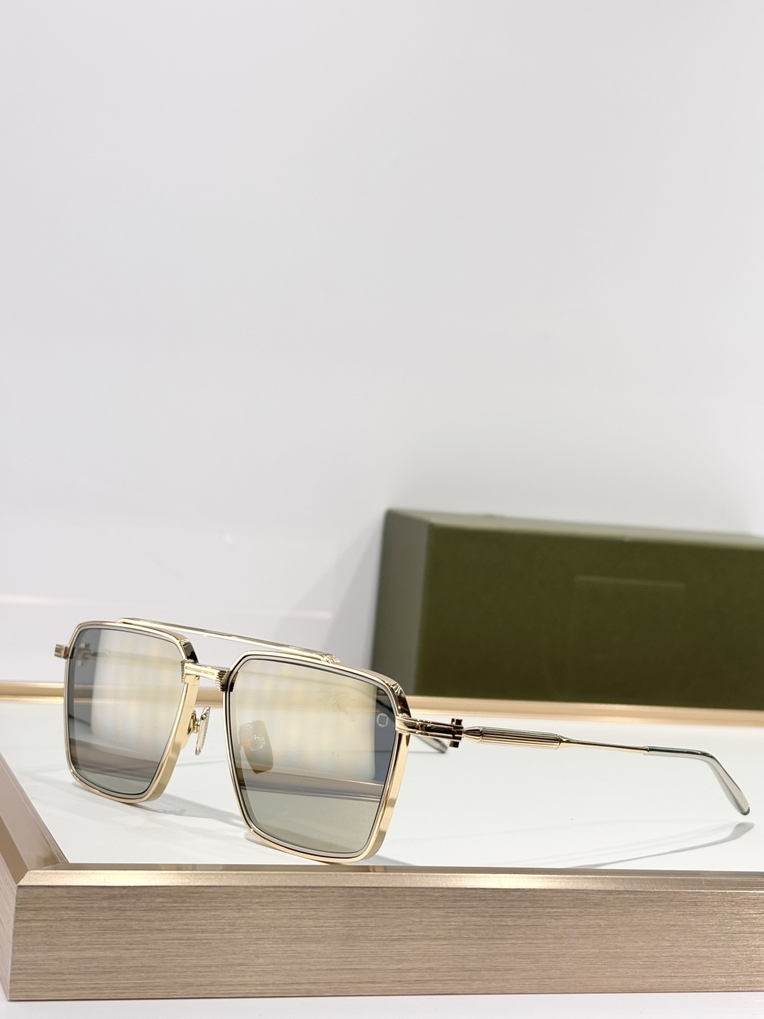 TELESTO 以土星卫星命名，是一款大胆的贵金属飞行员眼镜，采用标志性的双框设计。棱角分明的镜框线条与