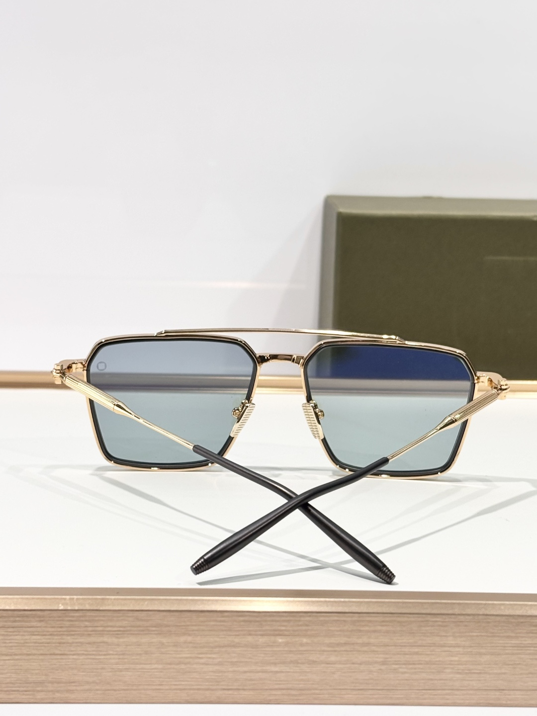 TELESTO 以土星卫星命名，是一款大胆的贵金属飞行员眼镜，采用标志性的双框设计。棱角分明的镜框线条与