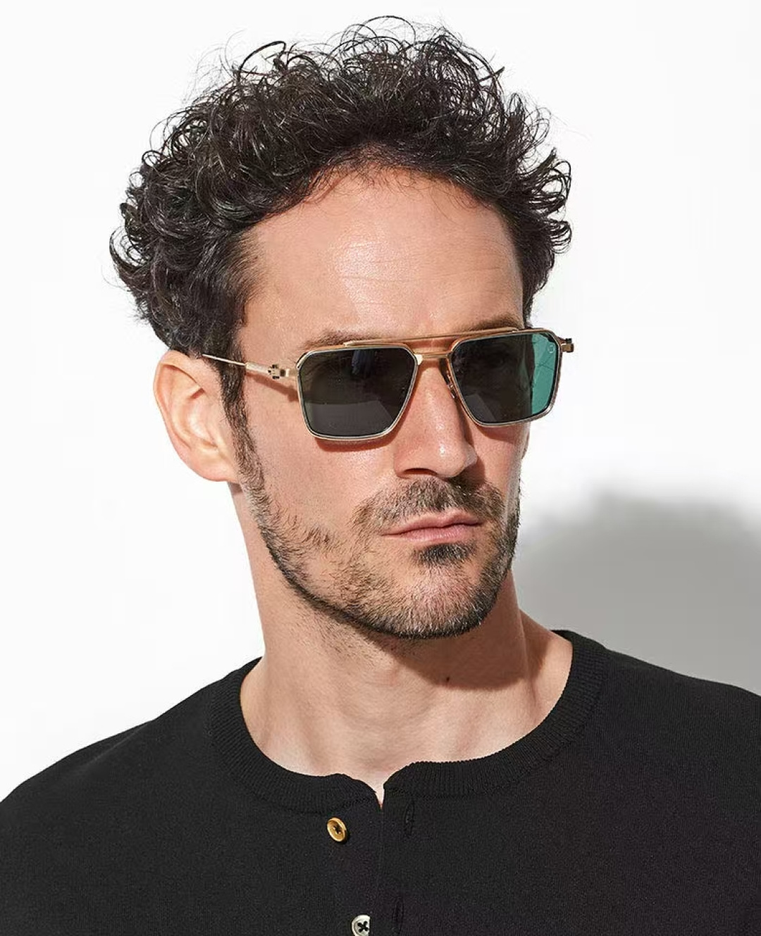 TELESTO 以土星卫星命名，是一款大胆的贵金属飞行员眼镜，采用标志性的双框设计。棱角分明的镜框线条与