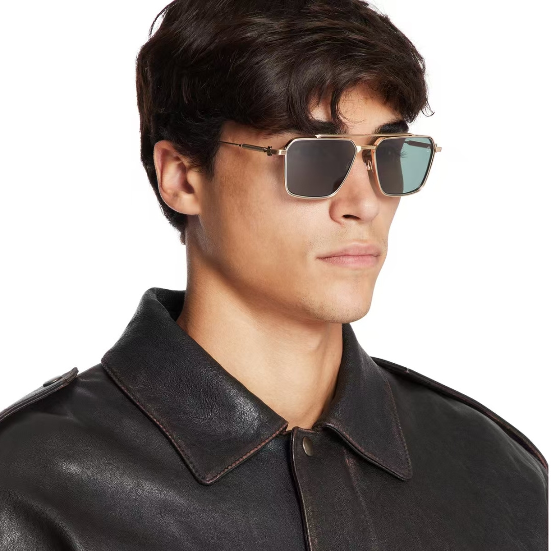 TELESTO 以土星卫星命名，是一款大胆的贵金属飞行员眼镜，采用标志性的双框设计。棱角分明的镜框线条与