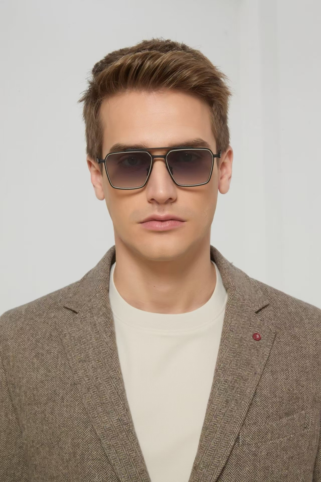 TELESTO 以土星卫星命名，是一款大胆的贵金属飞行员眼镜，采用标志性的双框设计。棱角分明的镜框线条与