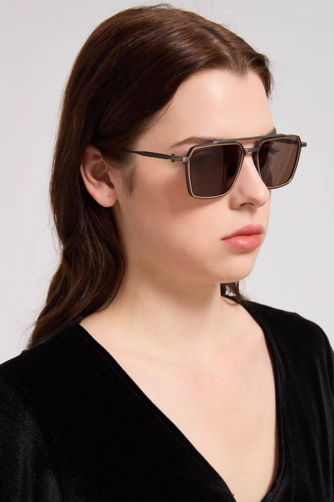 TELESTO 以土星卫星命名，是一款大胆的贵金属飞行员眼镜，采用标志性的双框设计。棱角分明的镜框线条与