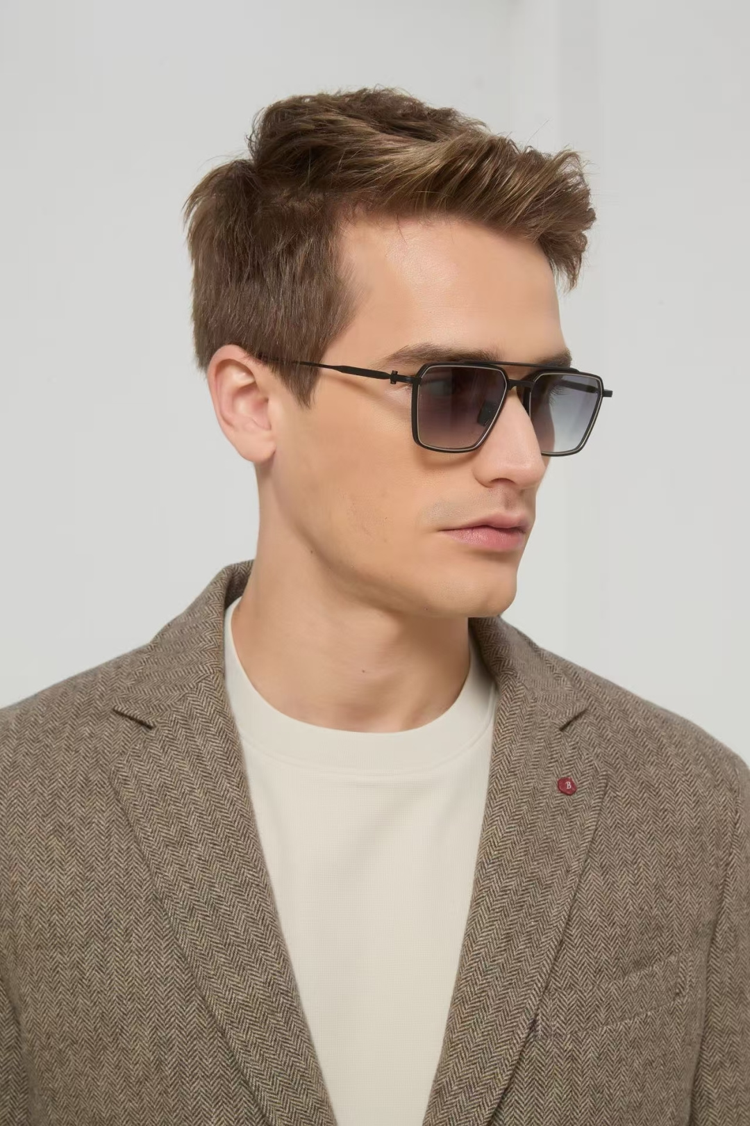 TELESTO 以土星卫星命名，是一款大胆的贵金属飞行员眼镜，采用标志性的双框设计。棱角分明的镜框线条与