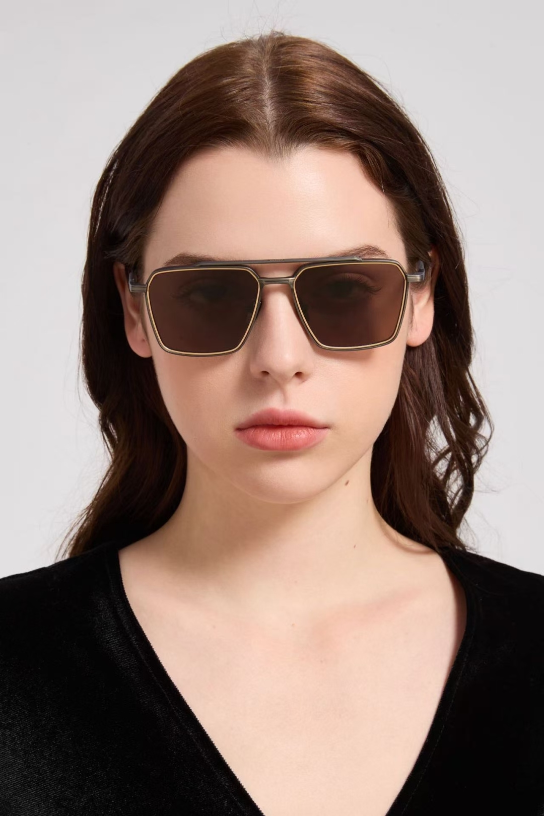 TELESTO 以土星卫星命名，是一款大胆的贵金属飞行员眼镜，采用标志性的双框设计。棱角分明的镜框线条与