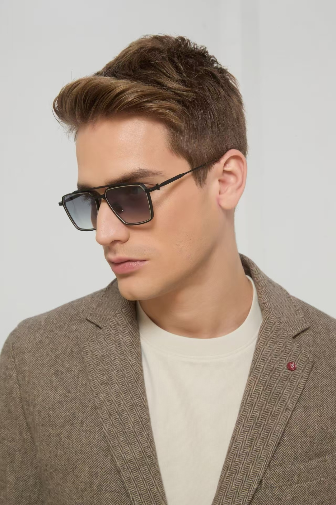 TELESTO 以土星卫星命名，是一款大胆的贵金属飞行员眼镜，采用标志性的双框设计。棱角分明的镜框线条与