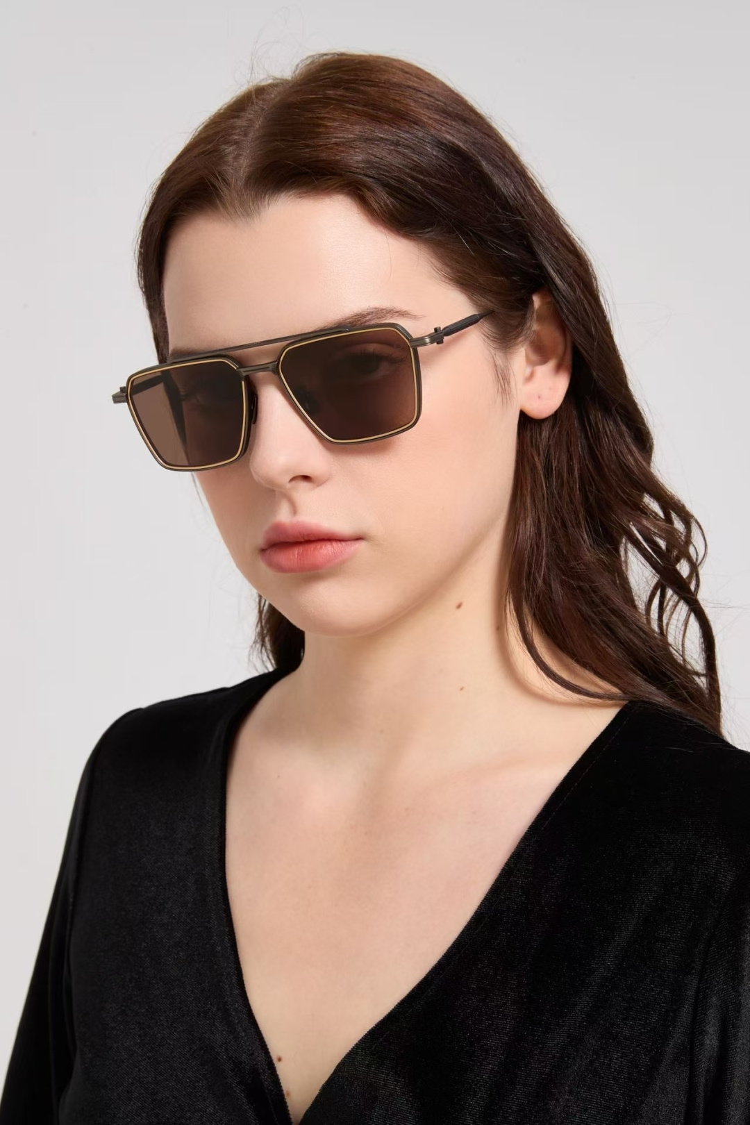 TELESTO 以土星卫星命名，是一款大胆的贵金属飞行员眼镜，采用标志性的双框设计。棱角分明的镜框线条与