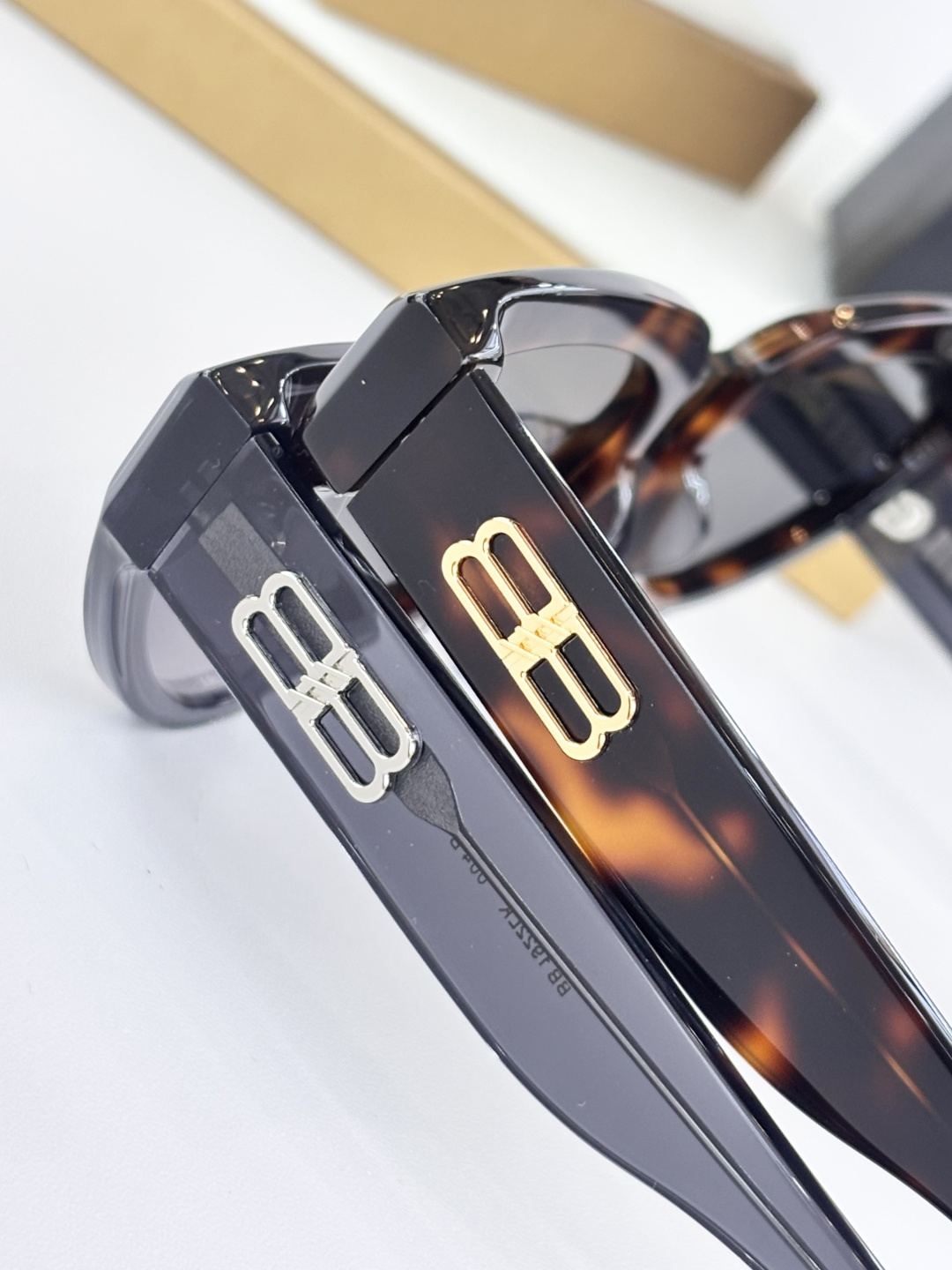 BALENCIAG*MODEL：BB 1922LKSIZE：55口19-143