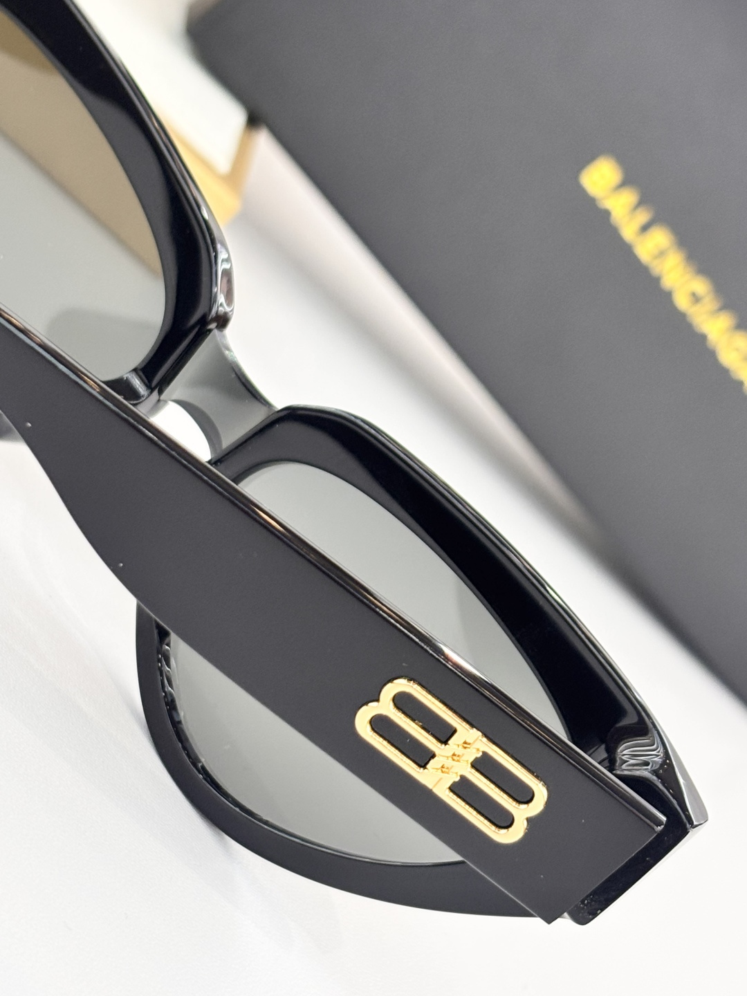 BALENCIAG*MODEL：BB 1922LKSIZE：55口19-143