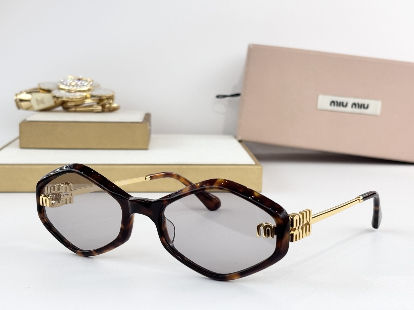 MIU MI* MOD：MU 156AV Size：59口21 143   