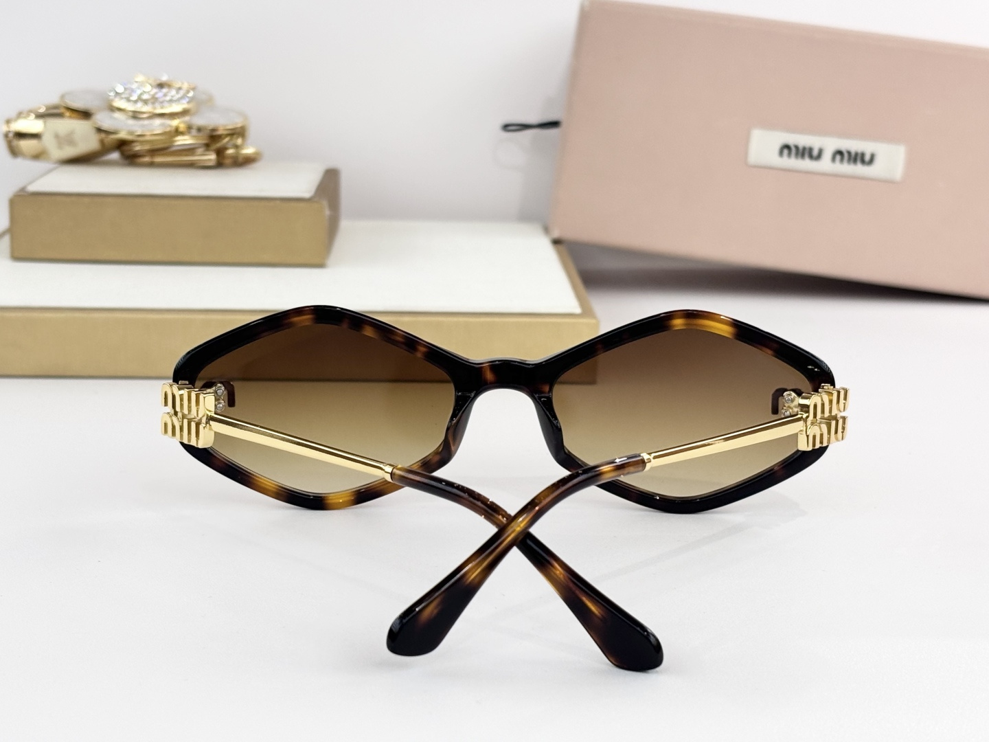 MIU MI* MOD：MU 156AV Size：59口21 143   