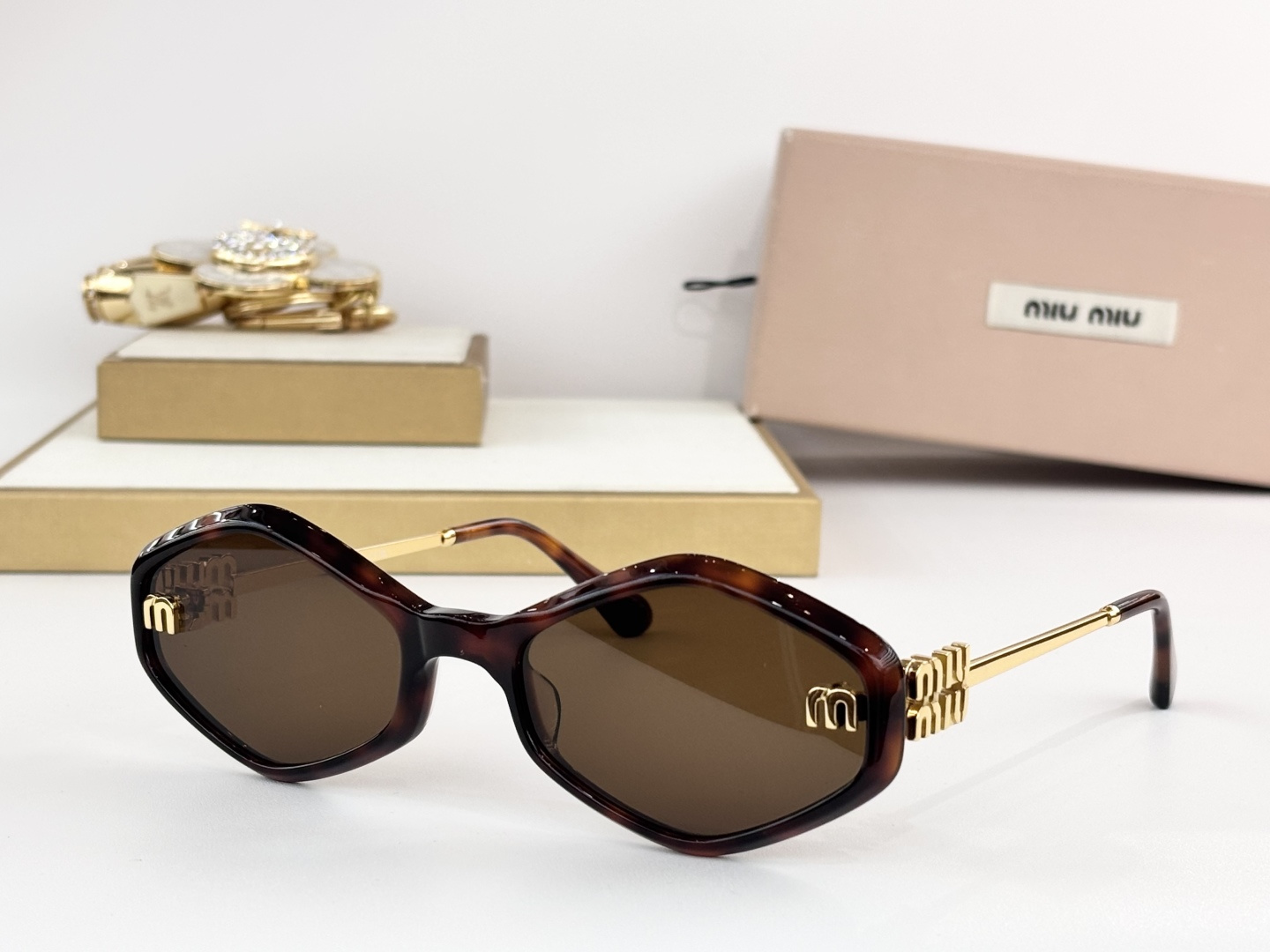MIU MI* MOD：MU 156AV Size：59口21 143   