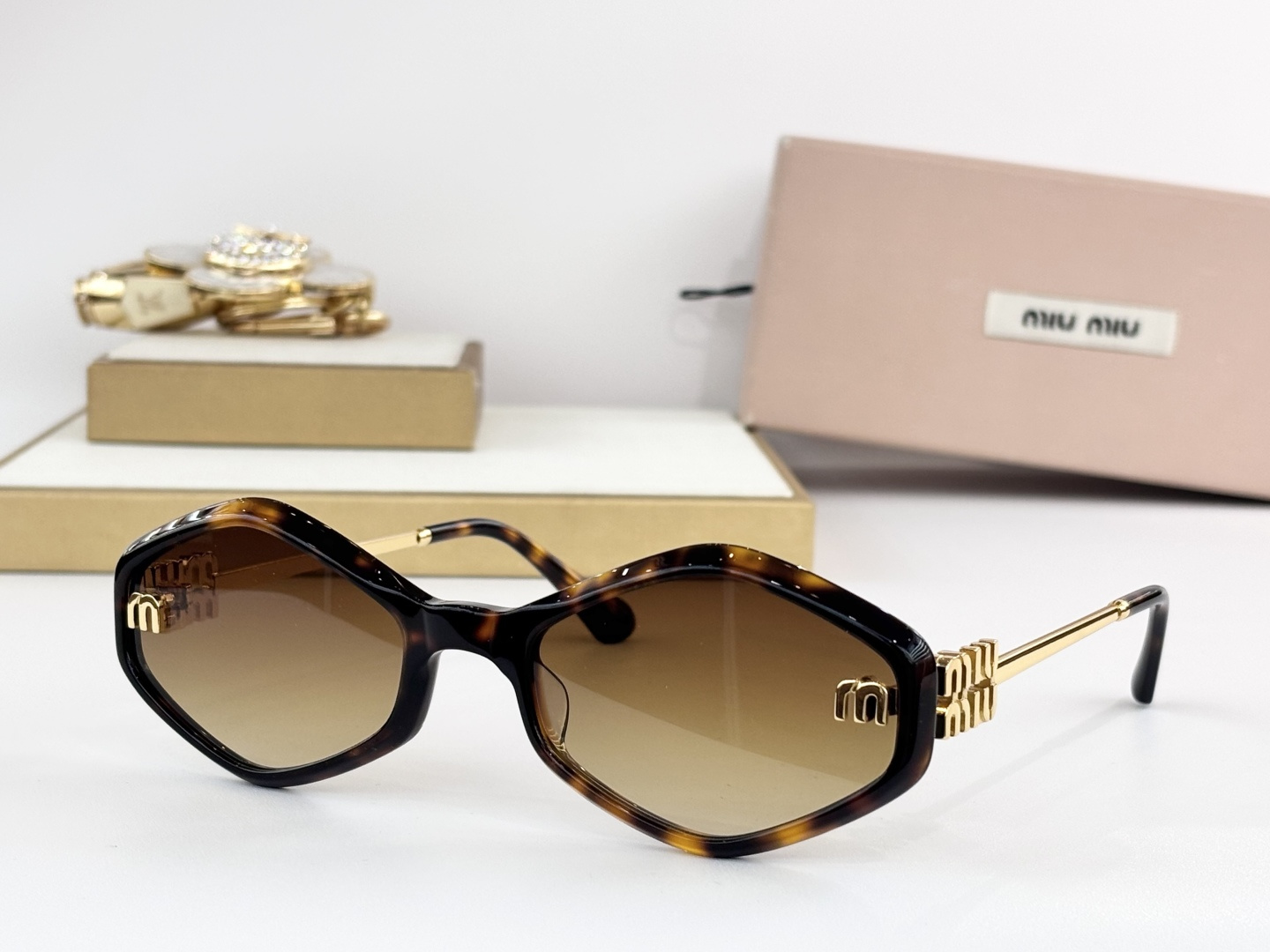 MIU MI* MOD：MU 156AV Size：59口21 143   