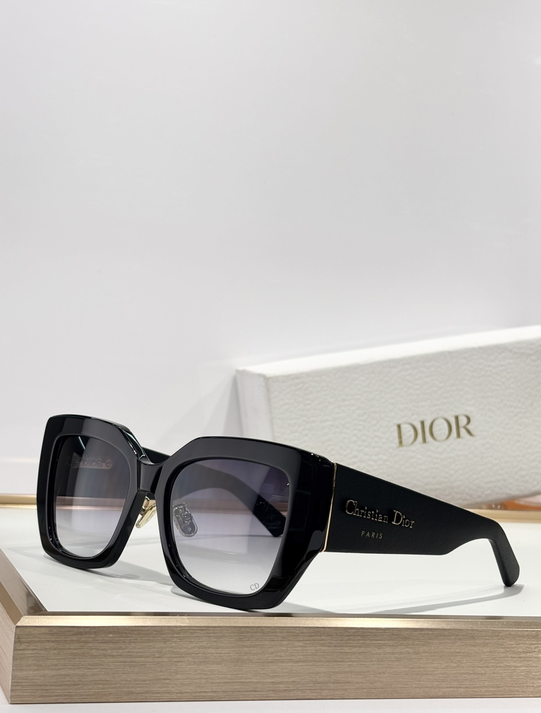 DIO* MOD：DiorOmbre S2FSize：53口19 145