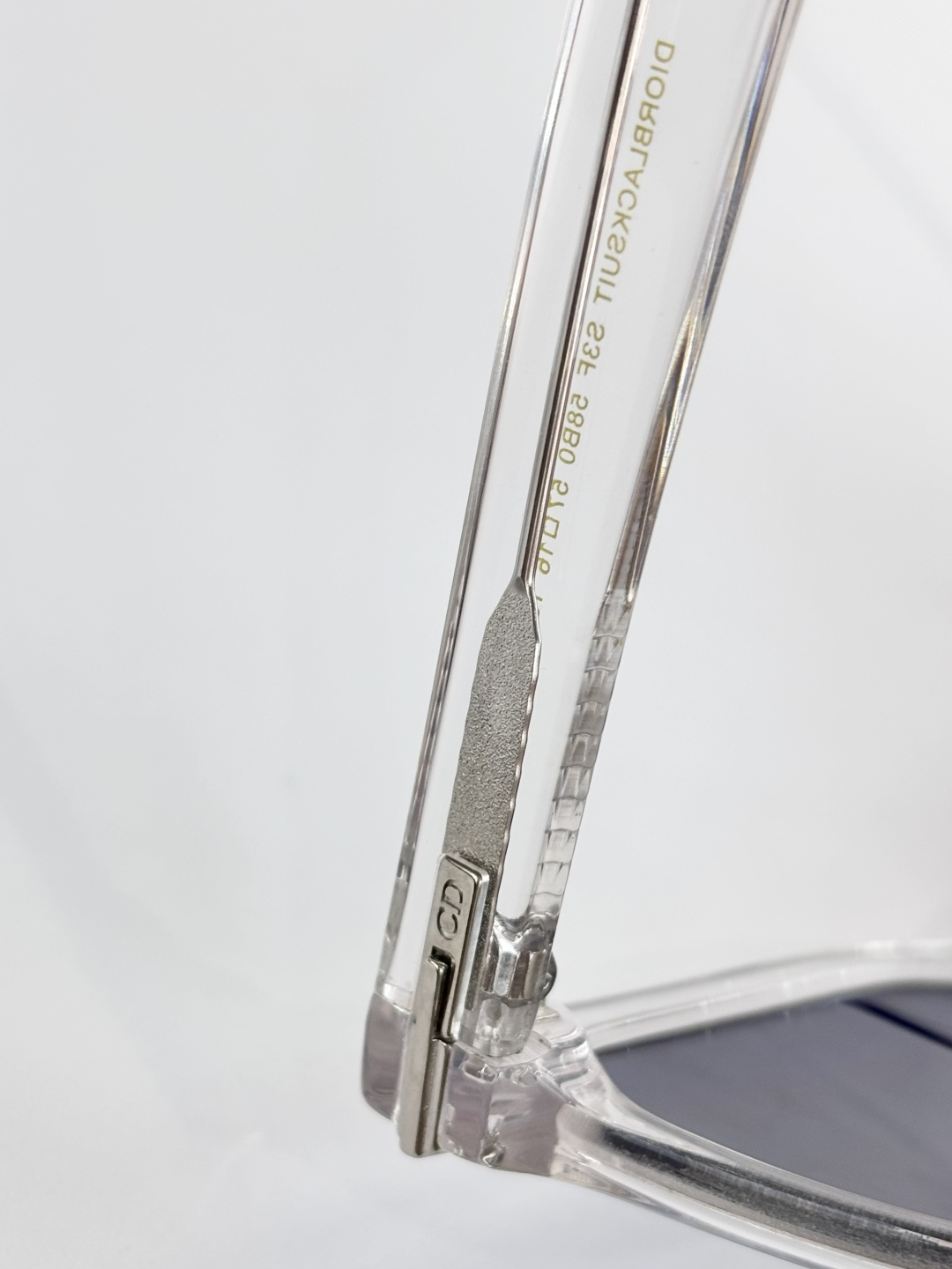 DiorMOS：DIORBLACKSUIT S3FSize：57口16 150