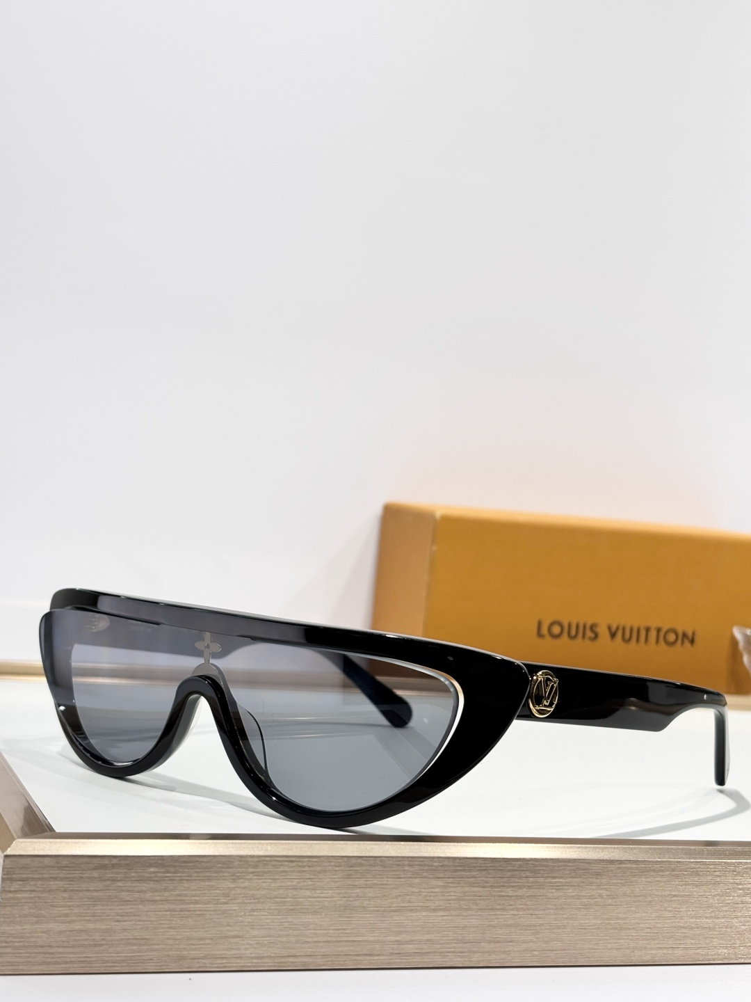 LOUIS VUITTOZ2218USize:123-0-145