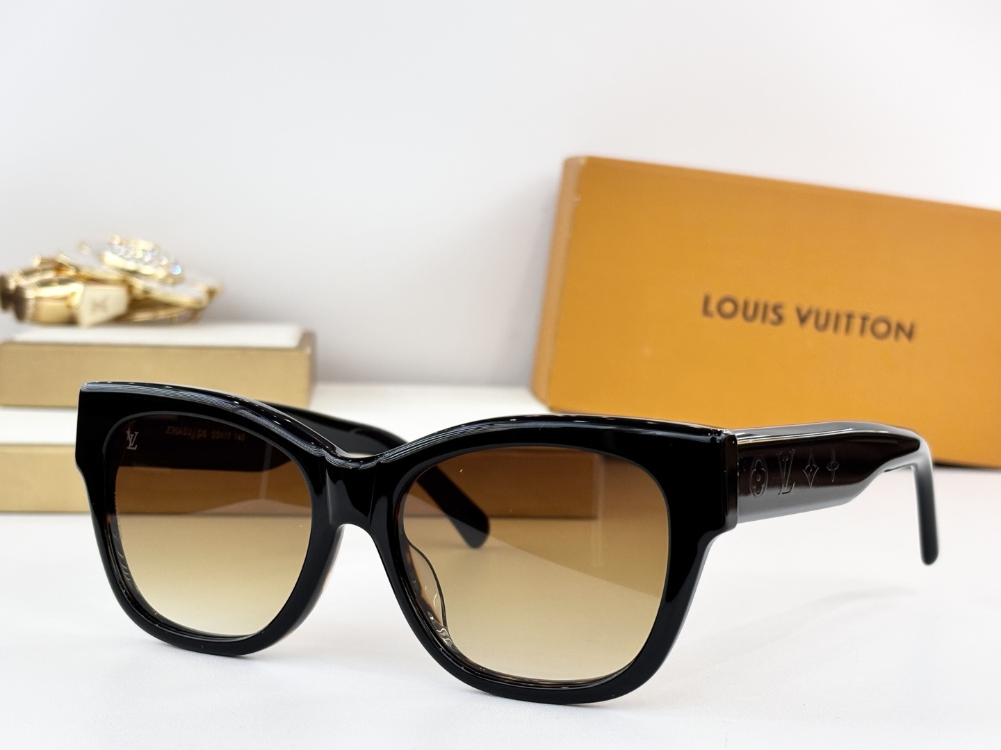 LOUIS VUITTO*MODEL：Z2645USIZE:56口18-150