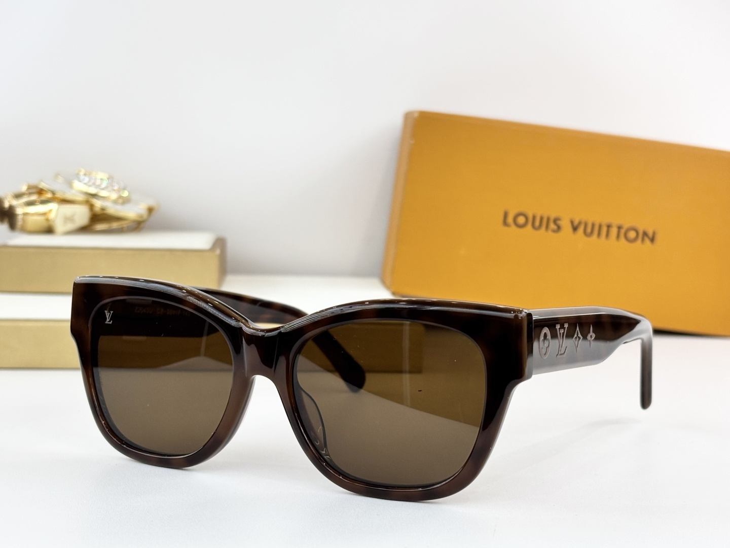 LOUIS VUITTO*MODEL：Z2645USIZE:56口18-150