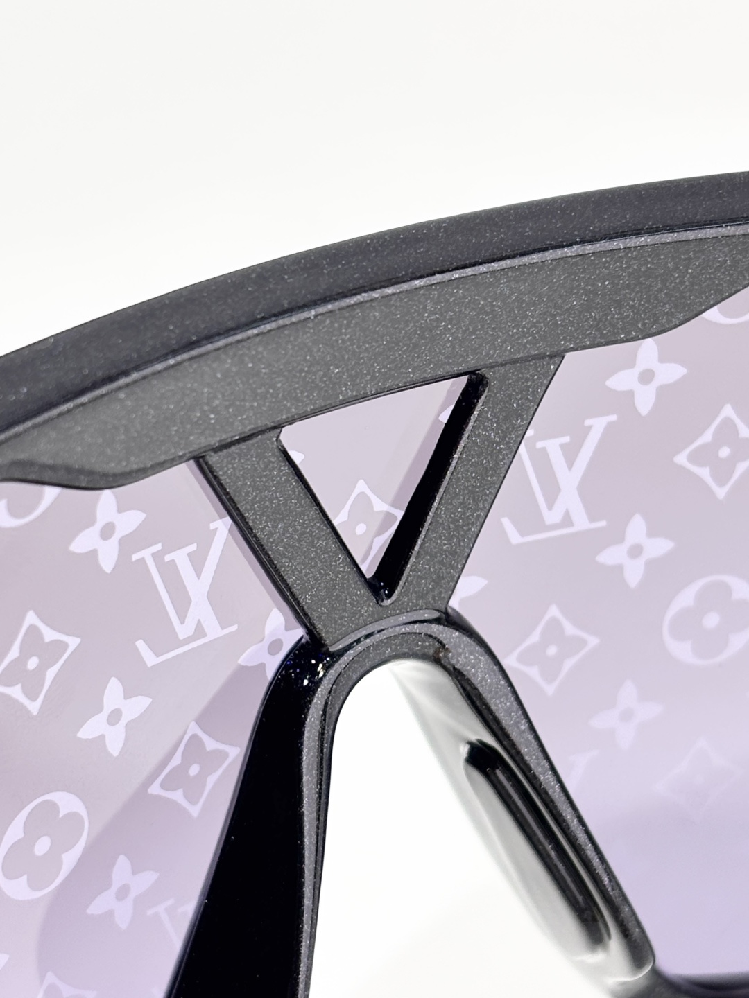 LOUIS VUITTONMODEL：Z3103USIZE：135口00-140