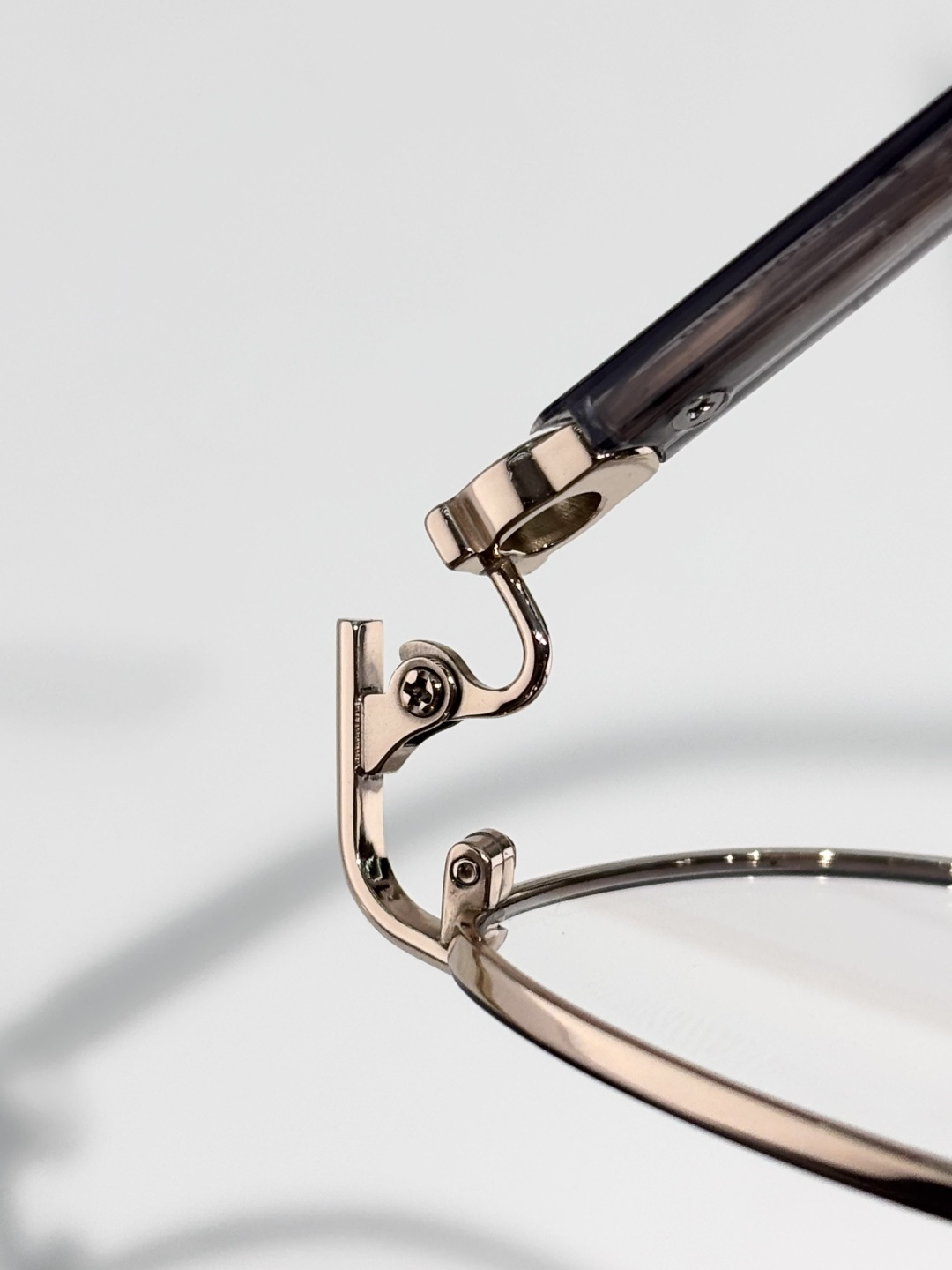 Salvatore ferragam* MODEL：SF2580LBSIZE：53口16-140