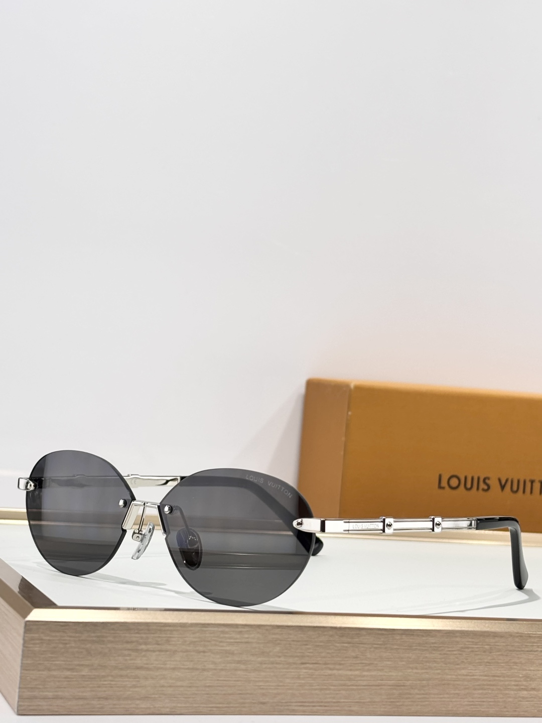 LOUIS VUITTONMODEL：Z3027USIZE：56口13-140