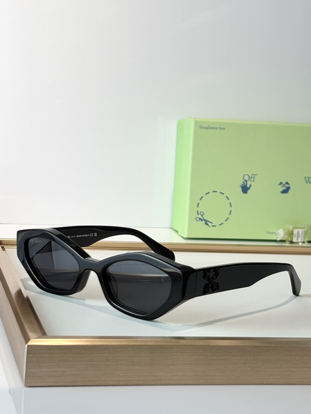 OFF WHITE MODEL：OERI144SIZE:55口19-145