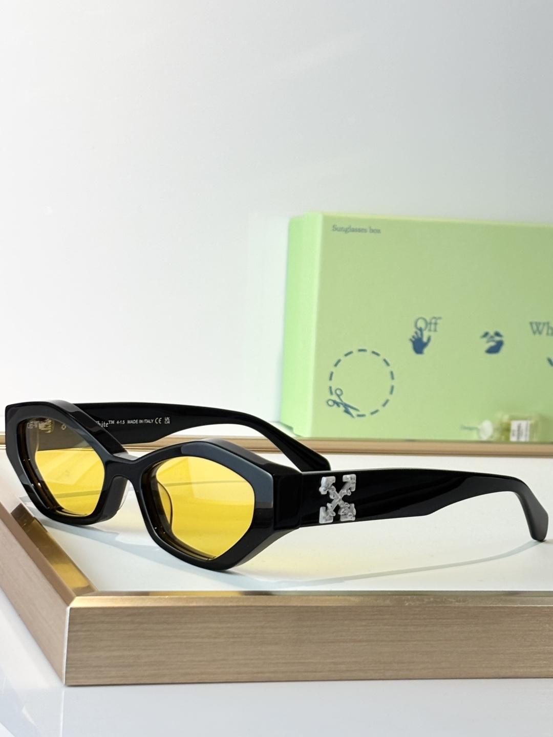 OFF WHITE MODEL：OERI144SIZE:55口19-145