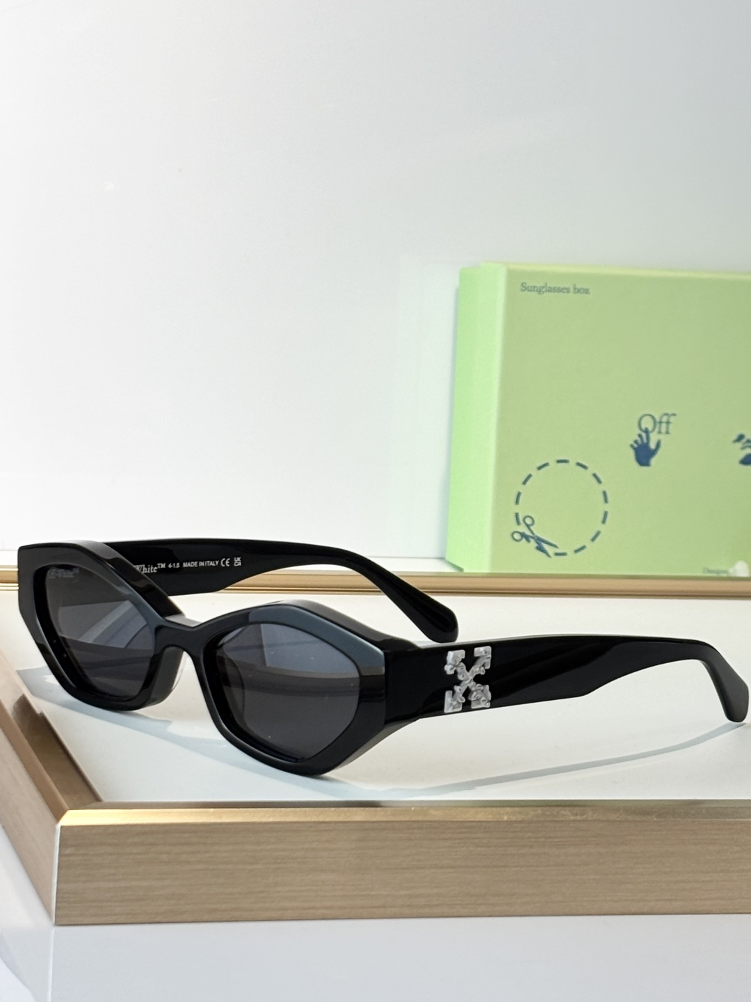 OFF WHITE MODEL：OERI144SIZE:55口19-145