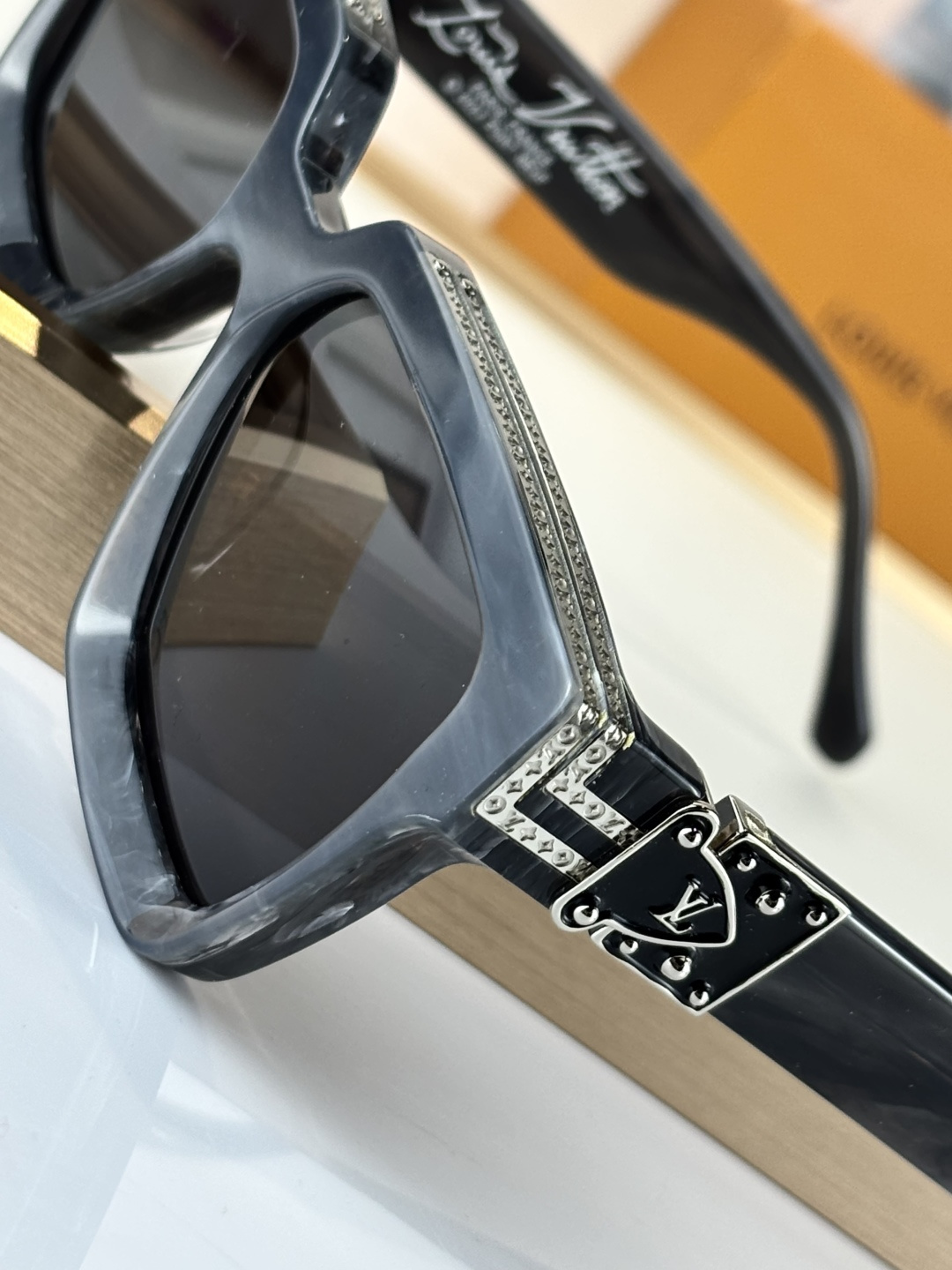Louis Vuitton LV96006 Millionaires