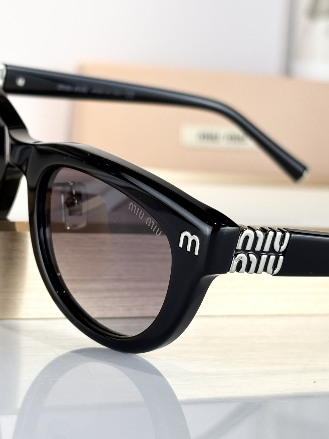 MIU MIUMOD：VMU80SSize：52口23-145
